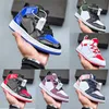 2023 Spädbarn 1s Kids Basketball Shoes Kid Shoes Game Royal Scotts Obsidian Chicago Bred Sneakers Mid Multi-Color Tie-Dye Baby Shoe Size 25-35