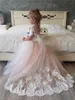 Bedårande vit bollklänning blomma flicka klänningar prinsessa ren långa ärmar applikationer juvel nack toddler födelsedagsfest klänningar bc6034