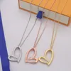 Europe America Style Fashion Fall in Love Collier Boucles d'oreilles Lady Femmes Threecolour matériel gravé Hollow Out V Initiales Heart 7568111