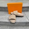 2022 Designer Femmes Slippers Sandales Sandales Coue coutième Sandale Plat Bow Pikes Luxury Le cuir plate-forme Slipper Femme Tongs Flip-Flops Taille 35-46