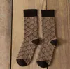 Brev Broderi Bekväma Andas Socks Classic Designer Högkvalitativ Mode Mäns Kvinnor Stickade Strumpor Sport Lady