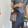 Bolsa de bolsa de moda de bolsa balde de fivela de fivela de uma bolsa impressa na mão Mulheres de 65% de folga de bolsas de loja VENDA