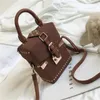 Сумочки заклепок 2022 квадратные женские сумки дизайнерская сумка для плеча посыльной сумки пакет дамы ручной кошелек 238K
