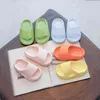 Slippers ao ar livre infantil 2022 Verão Novo estilo coreano Sandálias azuis sólidas Infância de jardim de infância de fundo macio não deslizamento G2205523