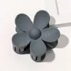 Blommaformade hårklämmor Klämma Lady Middle Size Plastic Hair Claws Female Flowers Scrunchies Ponytail Pure Color Hairpins Längd 73812954