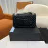 Nouveau sac à bandoulière pour femmes de créateurs Classic V Pattern Leather Large Capacity 30cm Fashion Bag in Black Luxurys Designers Double Flap Chain
