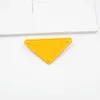 Designer Triangolo invertito P Litteri per lettere per uomini Donne rosso verde spira giallo abiti abiti abiti Accessori per decorazioni di gioielli