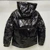 Herren-Designerjacken, schwarze und weiße Daunenjacke mit Kapuze, Premium-Paar-Mantel, warm, dick, doppelter Reißverschluss, weiße Entendaunenfüllung, Abzeichen-Dekoration, xx