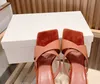 Designer Sandal Spring Summer Bow Full Real Leather Slippers Kitten klackskor stilett klackar fyrkantiga tå glidande sandkorniga lädermulor