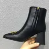 2022, tacones de lujo a la moda de alta calidad, botines de tacón medio para mujer con dedos de horsebit, zapatos de tacón grueso con botones de cuero genuino, zapatos de mujer