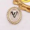 10style Simple L Double V Lettre Broches De Luxe Broche Marque Conception Broches Femmes Cristal Strass Perle Costume Pin Mode Bijoux Décoration Accessoires