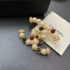 Enkla dubbla bokstäver Kvinnor Luxur Designer Brosches Brand Design Crystal Pearl Brosch Suit Pin Wedding Jewelry Accessori1940324