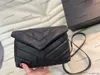 럭셔리 브랜드 숄더백 Loulou Toy Puffer Quilted Leather Crossbody Bag Womens V 자형 체인 작은 중간 숄더 가방 골든 톤의 디스진 플랩 크림 베이지