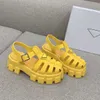Резиновые сандалии-гладиаторы на платформе Yellow Monolith Platform Гладкая кожаная обувь с треугольным логотипом женская роскошная дизайнерская обувь с ремешком на щиколотке Chunky Luxe повседневная обувь на плоской подошве фабричная обувь