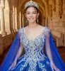 新しいVestido de Debutante Para 15 Anos Royal Blue Quinceanera Dresses With Cape Lace Appliqueスパンコンメキシコの女の子XVページェントガウン