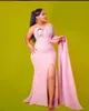 2022 Plus Size Arabo Aso Ebi Rosa Sirena Abiti da ballo sexy Pizzo Perline Sera Festa formale Secondo ricevimento Compleanno Abiti da damigella d'onore Abito ZJ276