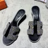 2022 Färg Lyx Designer Sandaler Strand Klassiska Låga Klackar Dam Sommar Dam Äkta Läder Hotell Fest Mode Sandaler Slides skor storlek 34-40