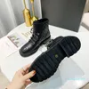 2022 Nuevo Black Ankle Biker Chunky Plataforma Pisos Botas de combate Tacón bajo Botines con cordones Cadenas de cuero Logo Hebilla Mujeres Diseñadores de lujo