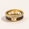 Tasarımcı Markalı Yüzük Kadınlar 18K Altın Kaplama Kristal Sahte Deri Paslanmaz Çelik Aşk Düğün Takı Malzemeleri Yüzük ince oyma parmak yüzüğü ZG1600
