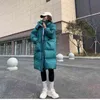 Qingwen Nieuwe Winter Jackt Dames Solid Color Long Hooded Drawing Grote Pocket 90% White Duck Down Jacket Parka Casaco Feminino L220725