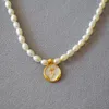 Collane con ciondolo Eleganza francese Smalto bianco perlescente Moneta in oro rosa vintage Collana corta con perle d'acqua dolce Catena a clavicolaPendente Godl