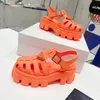 triangel logotyp skum gummi sandal kvinnor gummi designer roma sandaler lätt svamp gummi debossed ensam lady sommar strand plattform sandal storlek 35-41