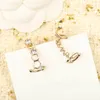 Boucle d'oreille de charme de qualité supérieure avec diamant en plaqué or 18 carats et design de mots pour femmes bijoux de mariage cadeau ont un cachet de boîte PS7484