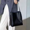 Sacs de soirée Sac pour femme 2022 nouveau design de niche seau de grande capacité simple et polyvalent One Shoulder Messenger Bag Leather 220211