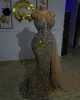 Abiti da sera in rilievo Sirena Tulle Senza maniche Corpetto sexy illusione Cristalli alti spaccati Abiti da festa di ballo su misura Vestidos