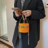 Rete di borse da sera Borsa di plastica acrilica rossa 2022 Borsa a tracolla singola a spalla semplice da donna con catena a borsa di nuova moda