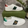 2022 Designer Sneakers Men Womens Casual Shoes Fashion White äkta läder lyxblomma broderad platt sportstorlek 35-46 med låda