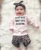 Baby Leopard Kläder Set Spädbarn Långärmad Brev Sweatshirt Top + Byxor Bowknot Headbands 3pcs / Set Outfits Barnkläder