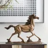 Resina Ottone antico Scultura Arte moderna Decorazione domestica Accessori Figurine ornamentali Running Gold Horse Statue 220617