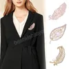 Classic Pearl Feather Brosch för kvinnor Män Alloy Party Office Brosch Pin Gifts Elegant Rhinestone Hollow Leaf Dress Coat Decor