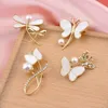 New Moda Natural Pearl Butterfly Flower Broche Women fofinho de alta qualidade Dragonfly Broches Pins Roupas Lady Jóias Acessórios decorativos