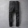 Herren-Jeans, schwarz, schmal geschnitten, zerrissenes Knie mit Leoparden-Patches, schmale Hose für Männer, die verkürzte Jeans, Stretch, Distressed-Motiv, trendig, lang, gerade, von hoher Qualität tragen