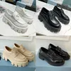 Designer skor män kvinnor mjuk kohud plattform sneakers p triangel loafers gummi svart glänsande läder chunky rund huvud sneaker tjock botten sko med låda storlek 35-46