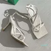 Женские сандалии по летним Мюллеру с высокими каблуками. Вамп сделан из конопляных контрактов и модных дизайнерских тапочек