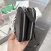 Saffiano Leather Mini Pouch Bags Designer Crossbody Triangle Silhouette dragkedja Stängning Koppling handväska handväska Nylonfoder axel 200k