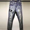 Jeans da uomo strappati per uomo in pelle con lettera patchwork collant di marca pantaloni da moto Homme Marque De Luxe buco blu