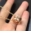 Europa America Moda Stile Uomo Donna Donna Acciaio inossidabile 18k Oro inciso B Lettera Bordi Collana con catena pendente con diamanti a mezza pavimentazione