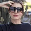 サングラスファッション特大の正方形の女性男性は金属T字型デザインUV400Sunglassesを持つ男性