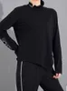 [EAM] Donne Black Hollow Out Asimmetrical Split Joint T-shirt Stand Collar Manica lunga Moda Moda Autunno 1M87401 220402