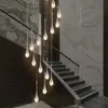 Modern minimalistisk trapp ljuskrona kristallljus lyx duplex vardagsrum stora villa spiral trappa länge led hängande lampor