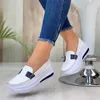 Wiosenna platforma Wygodne damskie trampki Moda Lace Up Casual Little Białe Buty Kobiety Zwiększenie Wulkanizuj Buty 220318