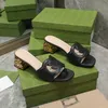 Designer High Heels Sandaler Kvinnor Låsande utskuren Slid Läder tofflor Flat Slides Girls Gummi Sandal Summer Beach Flip Flops 35-42
