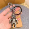 Keychains LVSSLETTER 3D 스테레오 우주 비행사 Viuton Space Robot Letters 패션 메탈 키 체인 펜던트 액세서리 원본 포장