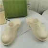 Sandalias perforadas de diseñador de lujo Zapatillas de plataforma de mujer Diapositivas de material transparente Sandalia de patrón hueco Zapatilla de playa soleada con caja