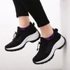 Tênis De Mujer Sapatos de caminhada casuais para mulheres Sapatos de agitação leves Fundo grosso Calçados esportivos de altura crescente Respirável 220608