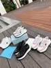 Casual Buty trenerzy Kobieta projektant butów Lady Sneakers Platform Gym Kobiety Podróżuj skórzane koronkowe litery Grube Dno z tenisami pudełkowymi 100%